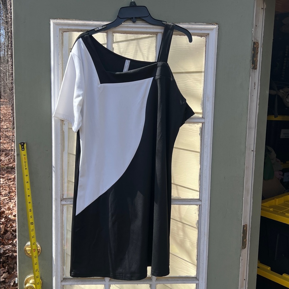 Women's Size XXL "NORACORA" Elegant Black & White Dress Sleeve & Strap SEXY ❤️